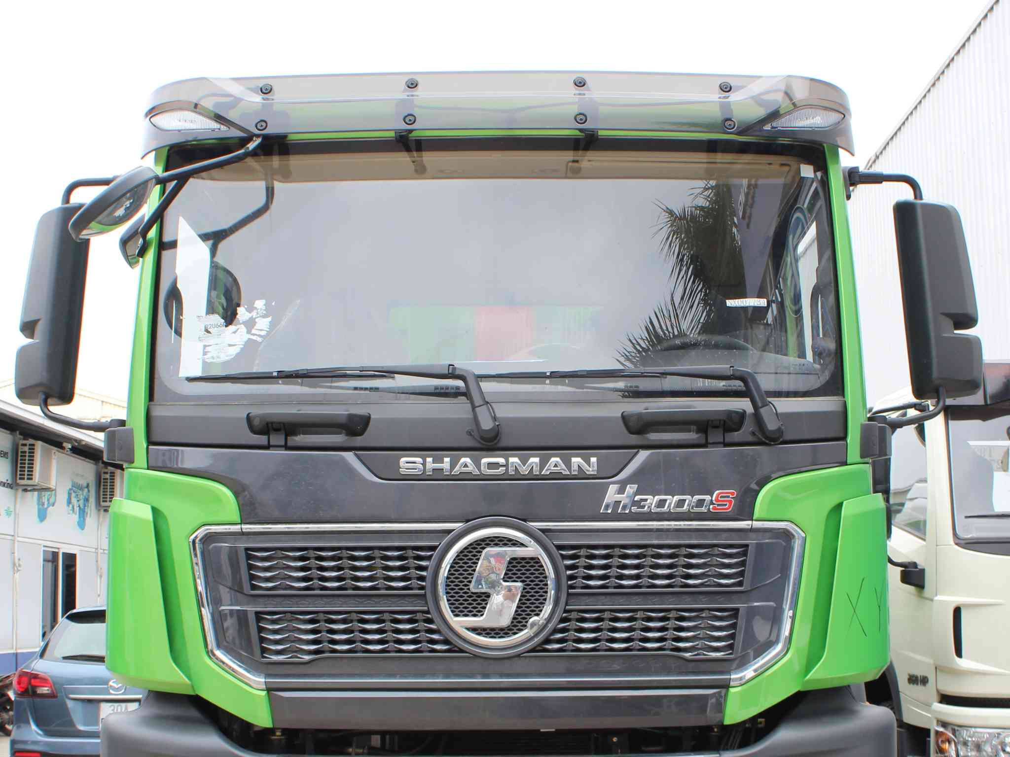 Kính lái xe ben Shacman H3000S